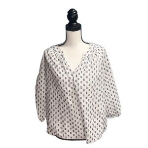 universal threads- white 3/4 lengths shirt